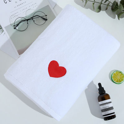 Weiches und dickes weißes Badetuch aus reiner Baumwolle mit individuellem Stickdesign