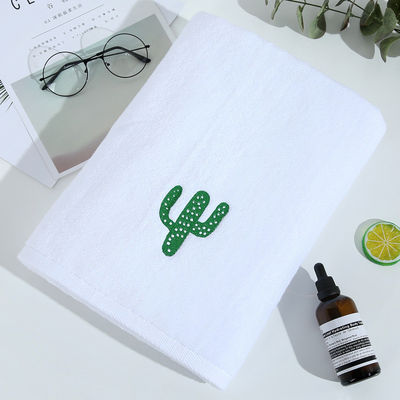 Weiches und dickes weißes Badetuch aus reiner Baumwolle mit individuellem Stickdesign