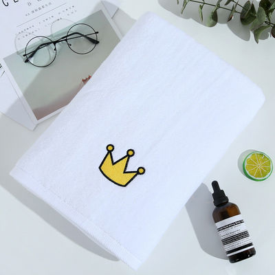 Weiches und dickes weißes Badetuch aus reiner Baumwolle mit individuellem Stickdesign