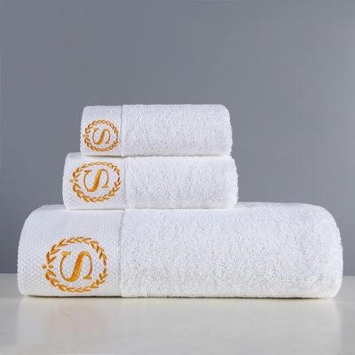 Benutzerdefiniertes Logo Fünf-Sterne-Hotel Weißes Gästehaus Handtücher in reiner Baumwollmaterialität