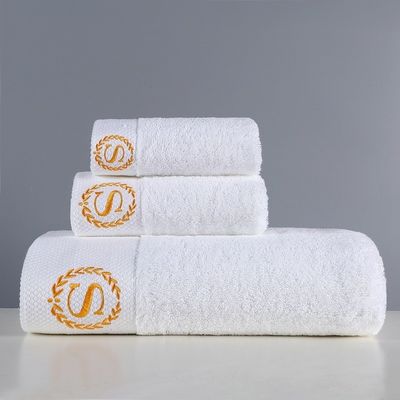 Benutzerdefiniertes Logo Fünf-Sterne-Hotel Weißes Gästehaus Handtücher in reiner Baumwollmaterialität