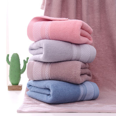 Verdicktes Schönheitssalonsgeschenk in einfacher Farbe Vorteil eines weichen, absorbierenden Baumwollbadestuchs