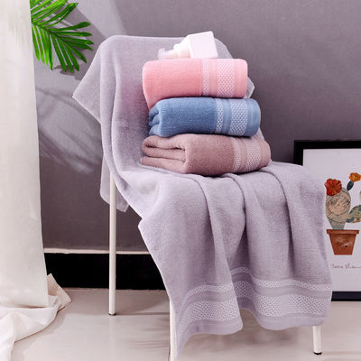 Verdicktes Schönheitssalonsgeschenk in einfacher Farbe Vorteil eines weichen, absorbierenden Baumwollbadestuchs
