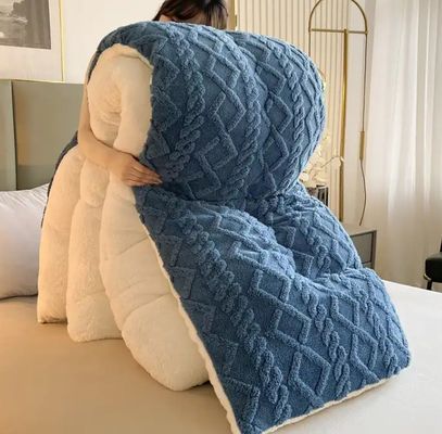 angepasste Farbe Verdickte warme Lammfleece Quilt für nachhaltige chemische Faser Quilt