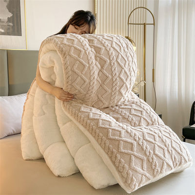 angepasste Farbe Verdickte warme Lammfleece Quilt für nachhaltige chemische Faser Quilt