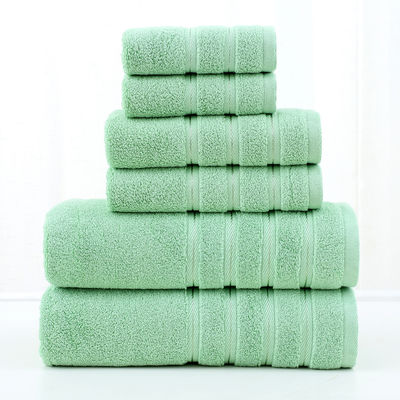 Verbessern Sie Ihr Badezimmer mit diesem dicken und gekämmten 6-teiligen Baumwollhandtuch-Set in weiß
