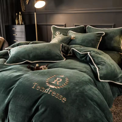 Zusammengestellte Massivmilch Samt Stickerei Bettwäsche Set Verdicktes Warmes Flannel Vierstück Set