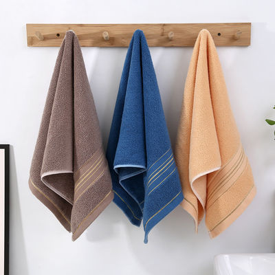 Weiches und absorbierendes dunkles goldenes Seidenhandtuch Ideal für Zuhause