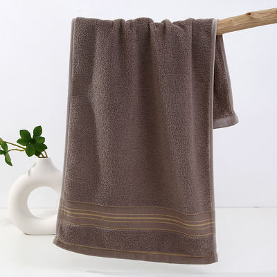 Weiches und absorbierendes dunkles goldenes Seidenhandtuch Ideal für Zuhause