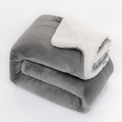 Weich gebreitet 130*110cm Umkehrbare Polyesterdecke Mikroplush Custom Farbe Plush Throw