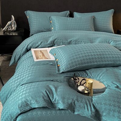 Fügen Sie Ihrem Schlafzimmer einen Hauch Luxus mit diesem Satin Jacquard Vierstück-Bettwäsche-Set hinzu