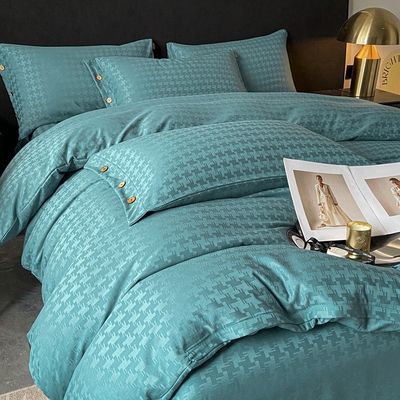 Fügen Sie Ihrem Schlafzimmer einen Hauch Luxus mit diesem Satin Jacquard Vierstück-Bettwäsche-Set hinzu