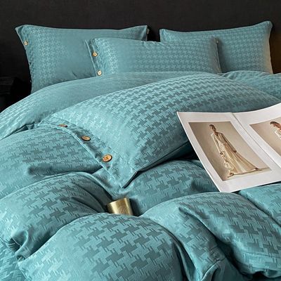 Fügen Sie Ihrem Schlafzimmer einen Hauch Luxus mit diesem Satin Jacquard Vierstück-Bettwäsche-Set hinzu