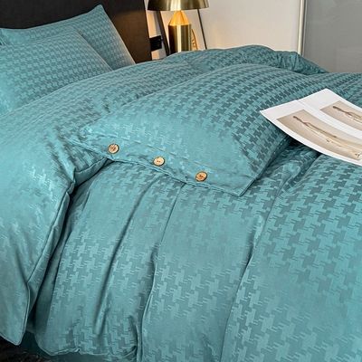 Fügen Sie Ihrem Schlafzimmer einen Hauch Luxus mit diesem Satin Jacquard Vierstück-Bettwäsche-Set hinzu