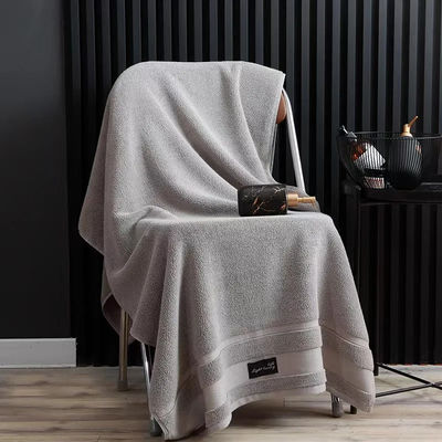 Hotelhandtuch-Set Luxus-Embroiderte Dicke gestreifte Muster Jacquard Badetücher-Set für Hotel