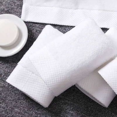 Erleben Sie das Beste aus dem Heim- und Hotel-Spa mit unserem weißen Baumwoll-Badetuch-Set