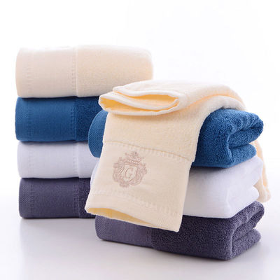 Custom Logo Stickerei Weiße Baumwollhandtücher reine Baumwolle weiche Absorptionshandtücher für Hotel