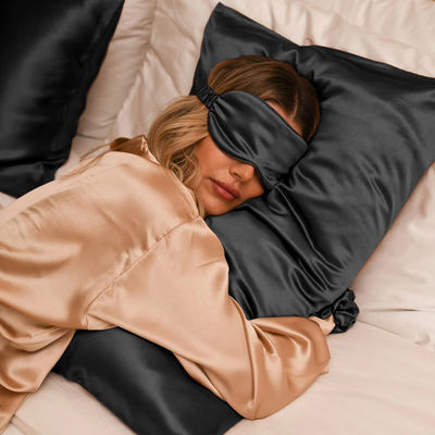 Luxuriöse Seidenhaar-Scrunchies und Kissenhülle perfekt für Ihre Schönheitsroutine