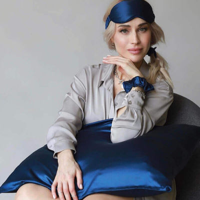 Luxuriöse Seidenhaar-Scrunchies und Kissenhülle perfekt für Ihre Schönheitsroutine