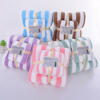 Zwei Stücker Badetücher aus Absorptionsmaterial aus Korallenfleece in rosa, blau, grün, lila oder braun