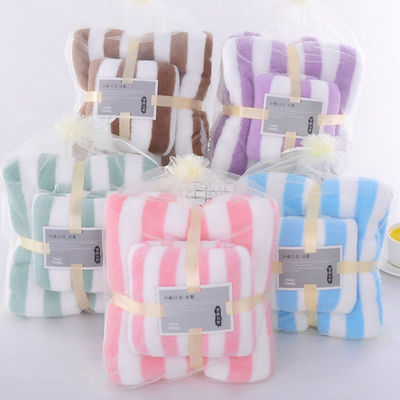 Zwei Stücker Badetücher aus Absorptionsmaterial aus Korallenfleece in rosa, blau, grün, lila oder braun