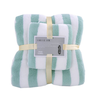 Zwei Stücker Badetücher aus Absorptionsmaterial aus Korallenfleece in rosa, blau, grün, lila oder braun