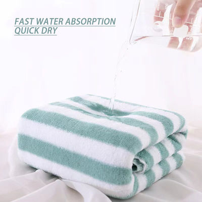 Zwei Stücker Badetücher aus Absorptionsmaterial aus Korallenfleece in rosa, blau, grün, lila oder braun