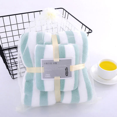 Zwei Stücker Badetücher aus Absorptionsmaterial aus Korallenfleece in rosa, blau, grün, lila oder braun