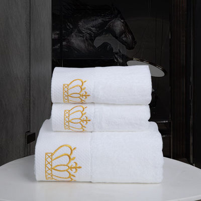 Hotel- und Haushaltshandtücher aus reiner Baumwolle mit individuellem Logo in weißem Farbschema