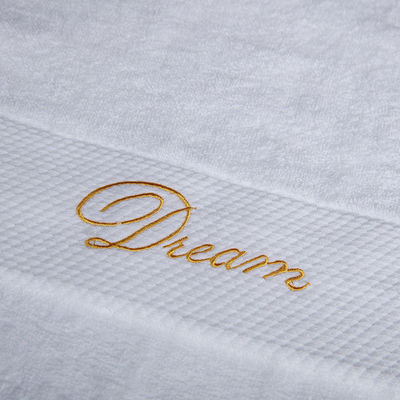 Hotel- und Haushaltshandtücher aus reiner Baumwolle mit individuellem Logo in weißem Farbschema