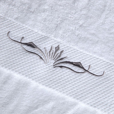 Hotel- und Haushaltshandtücher aus reiner Baumwolle mit individuellem Logo in weißem Farbschema