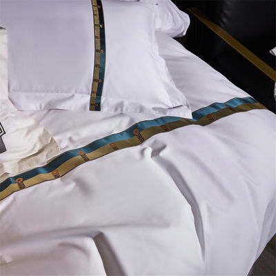 Home Custom 100% Baumwolle Satin Breiter Streifen 60er Jahre Jet Weiß Stickerei Luxus Decke Cover Set