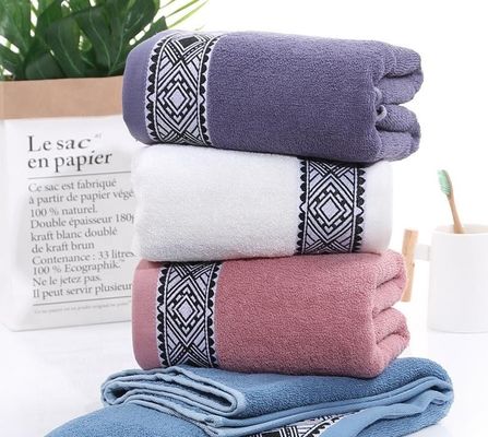 Einfach gefärbtes Jacquard-Muster High Set Badetücher aus 100% reinem Baumwollmaterial