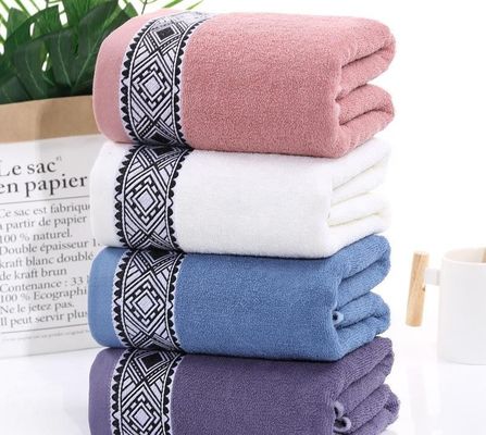 Einfach gefärbtes Jacquard-Muster High Set Badetücher aus 100% reinem Baumwollmaterial