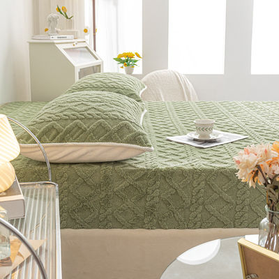 Einstückige Winter-Wärme-Korallen-Velvet-Bettdecke mit rutschfeste Matte ideal für zu Hause