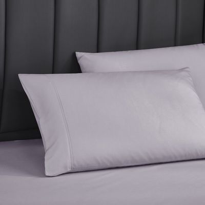 Schmücken Sie Ihr Bett mit gestickten Bettwäsche-Sets und passenden Vorhängen