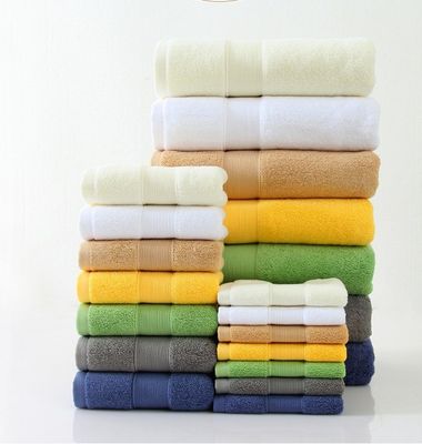 Erleben Sie einen unvergleichlichen Komfort mit unserem weichen und absorbierenden 100% Baumwoll-Badetuch-Set.
