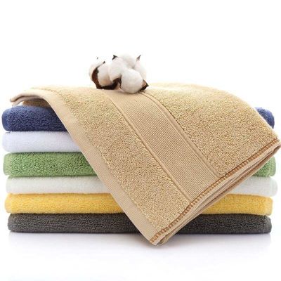 Erleben Sie einen unvergleichlichen Komfort mit unserem weichen und absorbierenden 100% Baumwoll-Badetuch-Set.