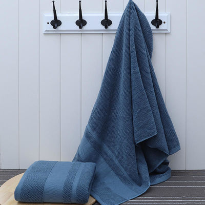 Großes Strandhandtuch-Set aus nachhaltiger Baumwolle, perfekt für ein Hotel und Spa.