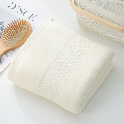 Großes Strandhandtuch-Set aus nachhaltiger Baumwolle, perfekt für ein Hotel und Spa.